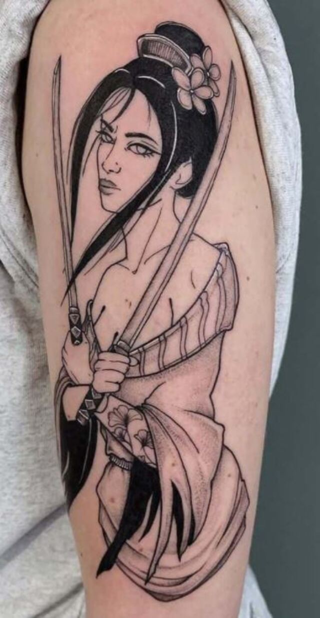 Thiết kế hình xăm cô gái Nhật tay cầm kiếm màu trắng đen 