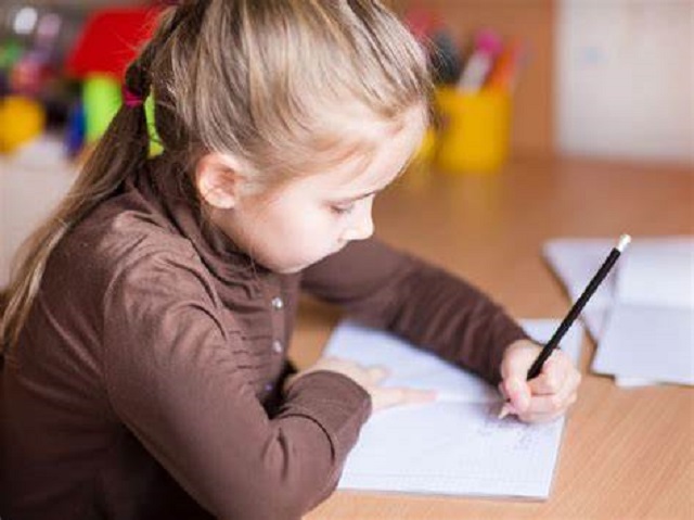 Hướng dẫn cha mẹ dạy bé cách cầm bút đúng chuẩn kỹ thuật